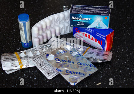 Una selezione di farmaci presi giornalmente da un vecchio di 70 anni compresi femmina di sollievo dal dolore e cortisone Foto Stock