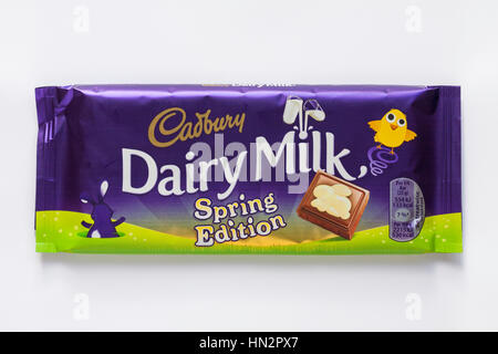 Cadbury Dairy Milk Spring Edition barra di cioccolato isolato su sfondo bianco Foto Stock