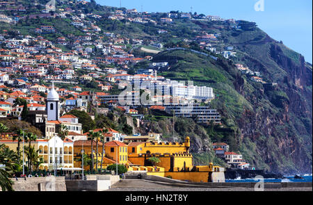 La passeggiata sul lungomare e Museu de Arte Contemporânea - Fortaleza de Santiago, Funchal, Madeira Foto Stock