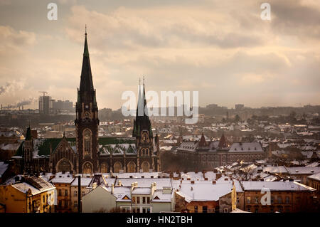 Vista panoramica sui tetti di vecchia città europea, Lviv, Ucraina Foto Stock