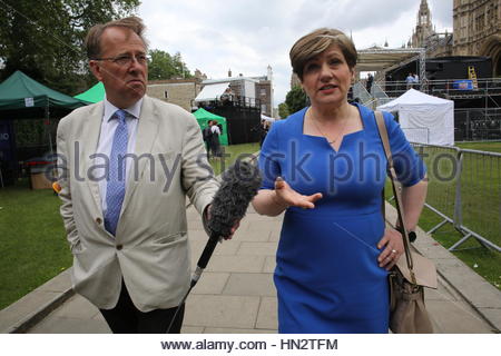 Emily Thornberry, manodopera MP, è intervistato da Michael crick per canale 4 notizie a Westminster poco dopo il risultato Brexit Foto Stock