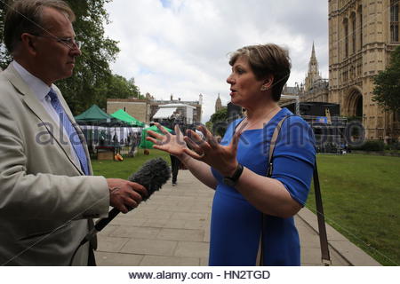 Emily Thornberry, manodopera MP, è intervistato da Michael crick per canale 4 notizie a Westminster poco dopo il risultato Brexit Foto Stock