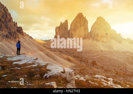 Tre Cime di Lavaredo nei bellissimi dintorni di lonely man nelle Dolomiti al tramonto in Italia, Europa (Drei Zinnen) Foto Stock