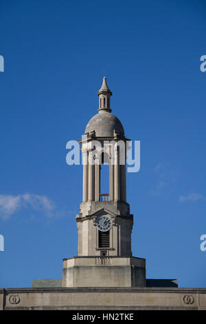 Vecchio edificio principale e la torre dell orologio contro un azzurro cielo di autunno. Foto Stock