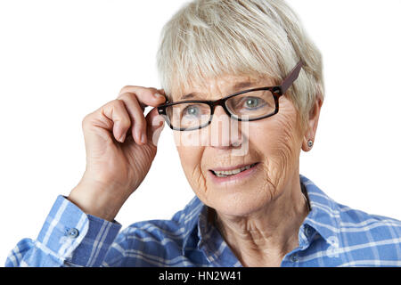 Senior donna cercando su nuovi occhiali Foto Stock