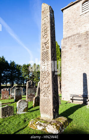 Il VII secolo croce anglosassone nel sagrato della chiesa di St Cuthberts chiesa a Bewcastle, Cumbria Regno Unito Foto Stock