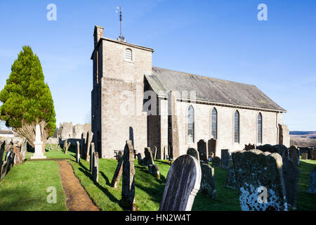 Il VII secolo croce anglosassone nel sagrato della chiesa di St Cuthberts chiesa a Bewcastle, Cumbria Regno Unito Foto Stock