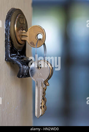 Un set di chiavi di casa sono visti in una serratura della porta anteriore per una casa a Londra. Regno Unito Foto Stock