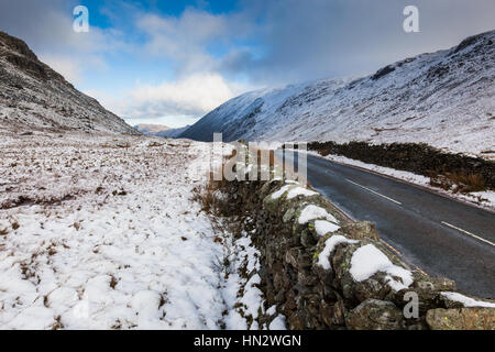 La A592 Kirkstone passano in prossimità del vertice dalla Kirkstone Pass Inn, Ambleside, Lake District, CUmbria Foto Stock