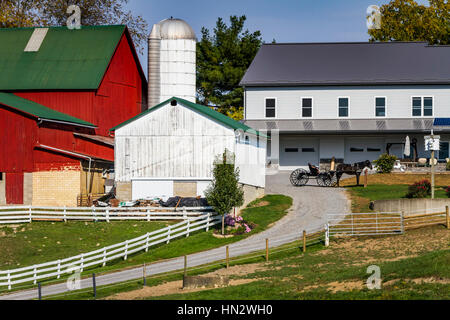 Una fattoria Amish con casa e fienile nei pressi di fascino, Ohio, Stati Uniti d'America. Foto Stock