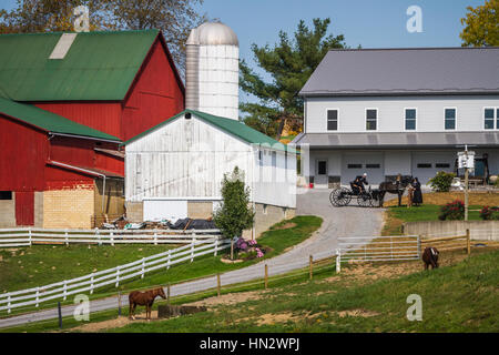 Una fattoria Amish con casa e fienile nei pressi di fascino, Ohio, Stati Uniti d'America. Foto Stock