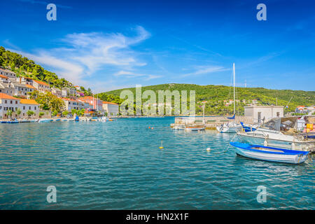 Scenic summer view a Pucisca town, Isola di Brac, Croazia. Foto Stock