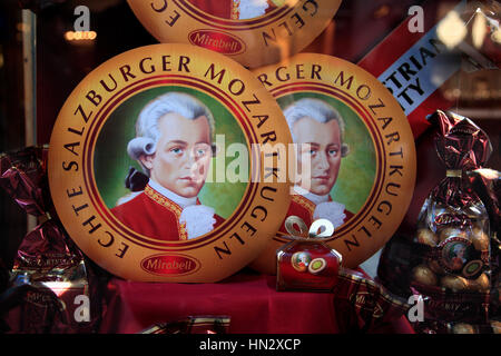 Souvenirshop con Mozartkugeln, Mozart Palle da Chocolade, Austria, Europa Foto Stock