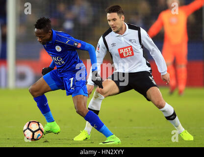 Il Leicester City's Ahmed Musa e Derby County di Jason SHACKELL (destra) battaglia per la sfera durante la Emirates FA Cup, quarto round Replay corrispondono al King Power Stadium, Leicester. Foto Stock