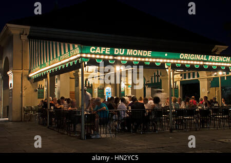 New Orleans, Stati Uniti d'America - 13 Luglio 2015: famosi Cafe Du Monde di New Orleans che vende popolare beignets di pasticceria. Foto Stock