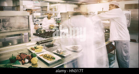 Chef occupato a lavorare in cucina professionale Foto Stock