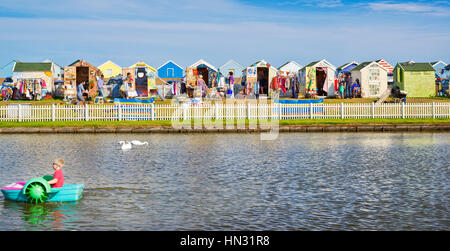 Cabine sulla spiaggia, utilizzato come bric a brac, bagagliaio della vettura va in stallo in Southwold, Suffolk, Regno Unito Foto Stock