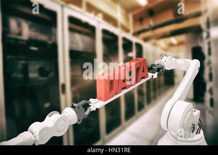 Robotico mani trattenere dati testo su sfondo bianco contro l immagine di un centro dati Foto Stock