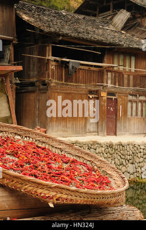 Zhaoxing - gorgeous Dong village è imballato whit tradizionali strutture in legno, più il vento e la pioggia di ponti e notevoli torri del tamburo, Cina. Guizho Foto Stock