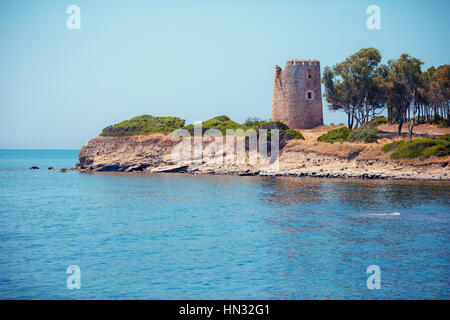 La torre costiera di Porto Giunco, Sardegna, Italia Foto Stock