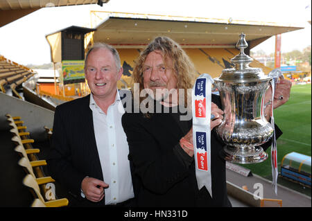 Il pensiero Wishfull ...Wolverhampton Wanderers Presidente Steve Morgan e la leggenda del rock Robert Plant come ottengono le loro mani sulla FA Cup 50 anni dopo W Foto Stock