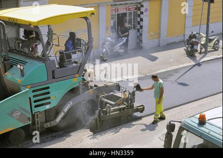 Cantiere per l'asfaltatura di una strada Foto Stock