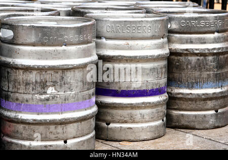 Alluminio birra real ale,fusti lager (barili) impilati sul pavimento nella città di Leeds Regno Unito dopo una birreria la consegna a un pub Foto Stock