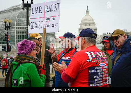 I manifestanti a donne di marzo su Washington, DC il 21 gennaio 2017 per entrare in argomenti con religiosa manifestanti evangelica Foto Stock