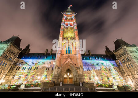 Vacanze inverno spettacolo luminoso proiettato durante la notte sulla Casa canadese del Parlamento per celebrare il centocinquantesimo anniversario della Confederazione del Canada Foto Stock