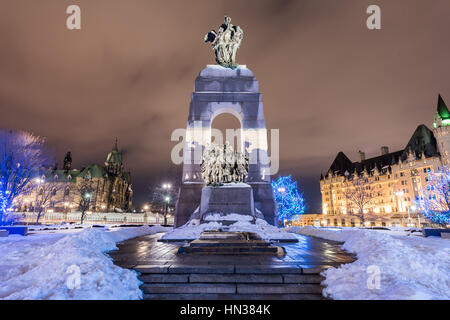 Il National War Memorial, è un alto il cenotafio di granito con acreted sculture in bronzo, che sorge in Piazza della Confederazione in Ottawa, Ontario, Canada. Foto Stock