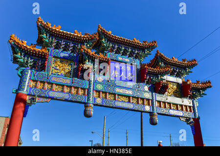 L'Imperiale Regio arch di Ottawa in Canada. Essa segna l'entrata dell'area di Chinatown a Ottawa. Ricca di simbolismo, centro blu sul pannello passaruota Foto Stock