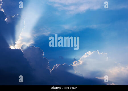 Cloud drammatico tramonto del tempo con raggi di sole, raggi del sole nel cielo Foto Stock