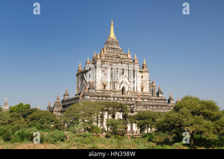 Myanmar (Birmania), Bagan, Thatbyinny Pahto tempio - Bagan più alto del tempio è costruito di due colorato di bianco boxy piani. Costruito nel 1144 da Alaungsithu. Foto Stock