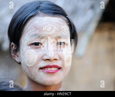 BAGAN, MYANMAR - gennaio 25: Ritratto di donna birmana nel make-up tradizionale fatta di Murrays polvere di legno di Bagan town on gennaio 25, 2011 Foto Stock