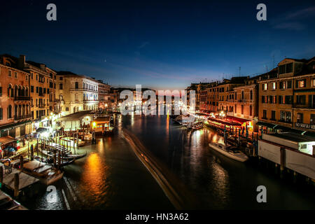 Tramonto dal Ponte di Rialto Venezia Italia, una lunga esposizione, mostrando le barche e persone Foto Stock