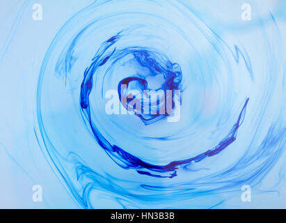 Close-up di un bel blu inchiostro swirl Foto Stock