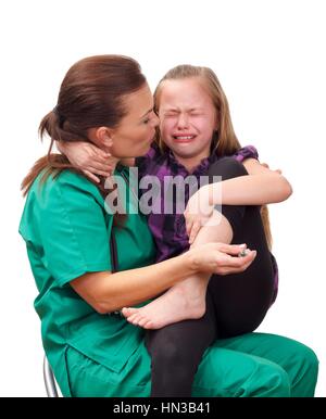 Ritratto di una donna medico tenendo un bambino sul suo giro Foto Stock