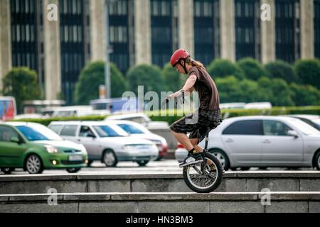 Ragazzo adolescente monociclismo sulle scale della città in Russia Foto Stock