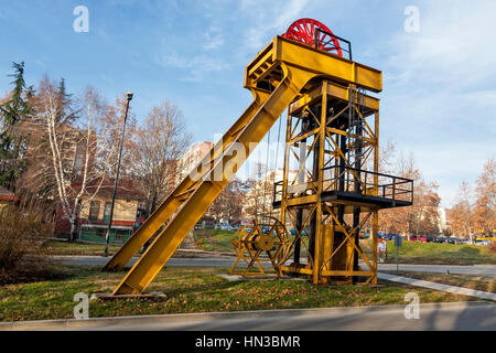 Bor, Serbia,- Dicembre 12, 2015: dettaglio dei vecchi alberi di esportazione di pit miniera impostato come un monumento industriale di città mineraria Foto Stock