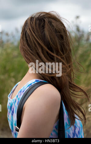 Ritratto di un modello di guardare fuori attraverso un campo Foto Stock