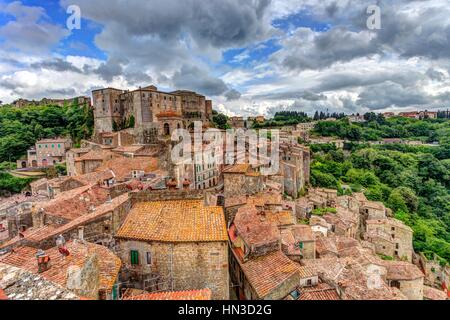 Affascinante la vista della città medievale di Pitigliano in Toscana, Italia Foto Stock