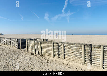 Ampie spiagge di sabbia al francese elegante stazione balneare di Deauville in Normandia Foto Stock