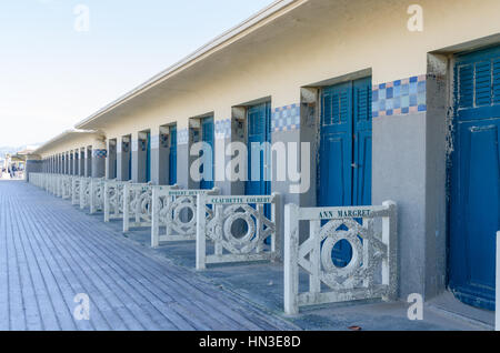 Cabine balneari lungo Les Planches boardwalk da spiaggia in francese elegante stazione balneare di Deauville Foto Stock