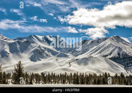 Snowy Road in Sierra Nevada, California Foto Stock