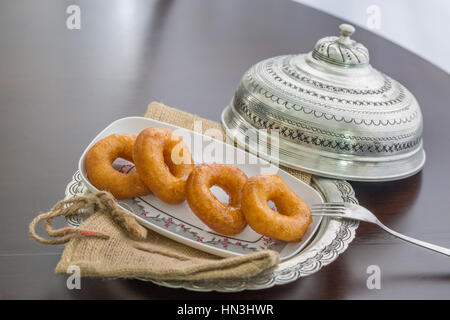 Lokma (ciambelle turco) in piastre vintage. Foto Stock