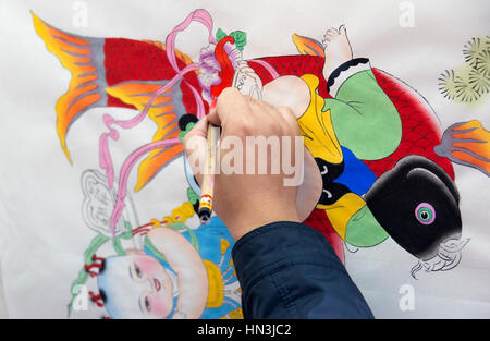 Artista Yangliuqing rendendo il blocchetto in legno dipinto, Tianjin, Cina Foto Stock