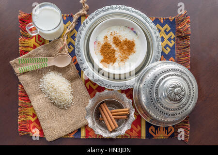 Budino di riso (sutlac) con latte, riso, cannella ingredienti Foto Stock