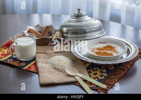 Budino di riso (sutlac) con latte, riso, cannella (tutti) gli ingredienti Foto Stock