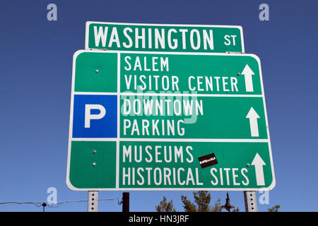 America tipico centro città cartello stradale di Salem, Massachusetts, Stati Uniti. Foto Stock