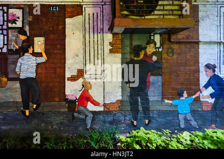 Il murale sulla strada di Tianzifang, un arti e mestieri enclave della concessione francese area, Shanghai, Cina Foto Stock